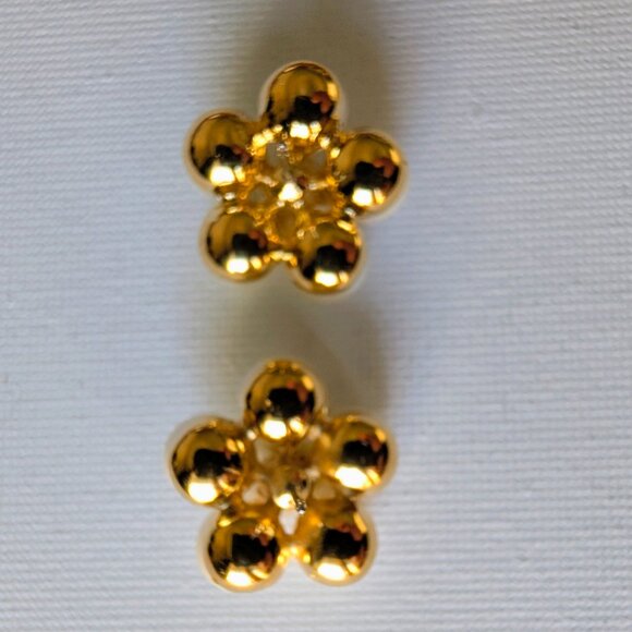 Vintage Pearl Flower Earrings – Green Center - Picture 3 of 6